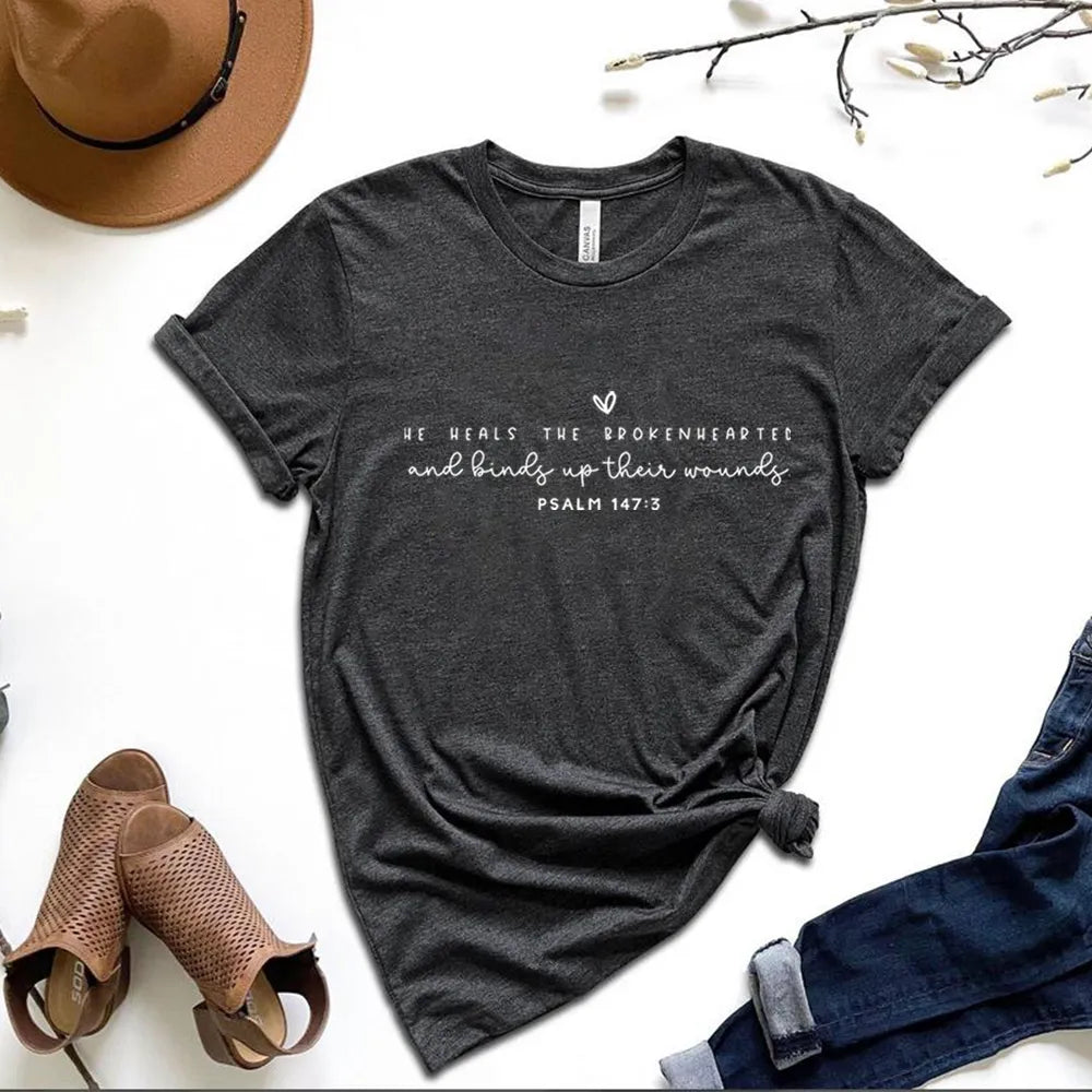 He Heals the Brokenhearted - Women's T-Shirt